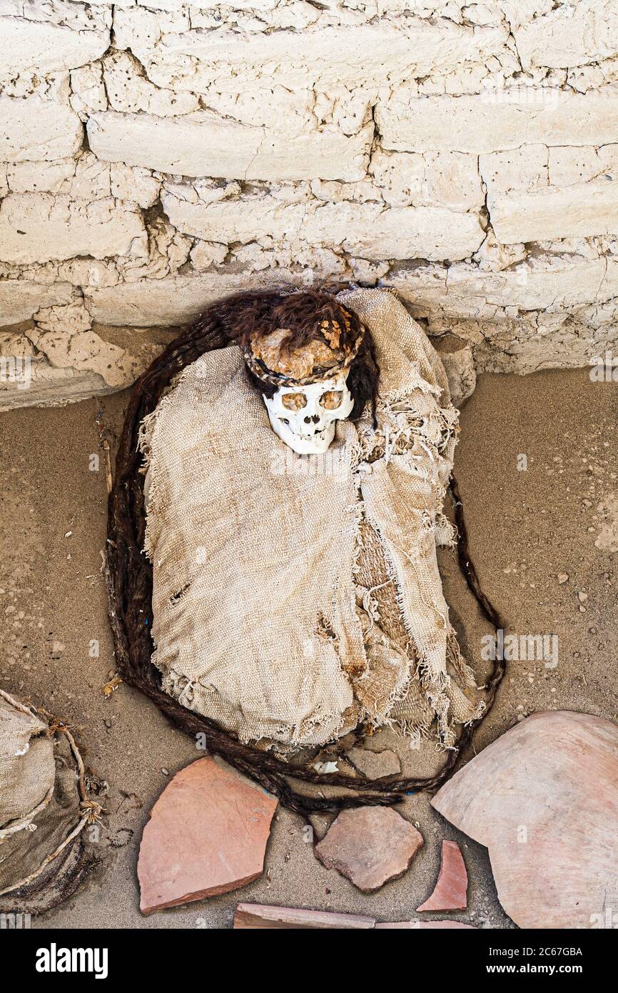 Les momies à Chauchilla Cemetery (Cementerio de Chauchilla), découvert dans les années 1920. Nasca, Ministère de l'Ica, au Pérou. Banque D'Images