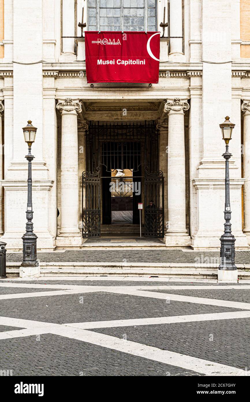 Entrée du Palazzo Nuovo, un des bâtiments des musées Capitolin (Musei Capitolini). Rome, province de Rome, Italie. Banque D'Images
