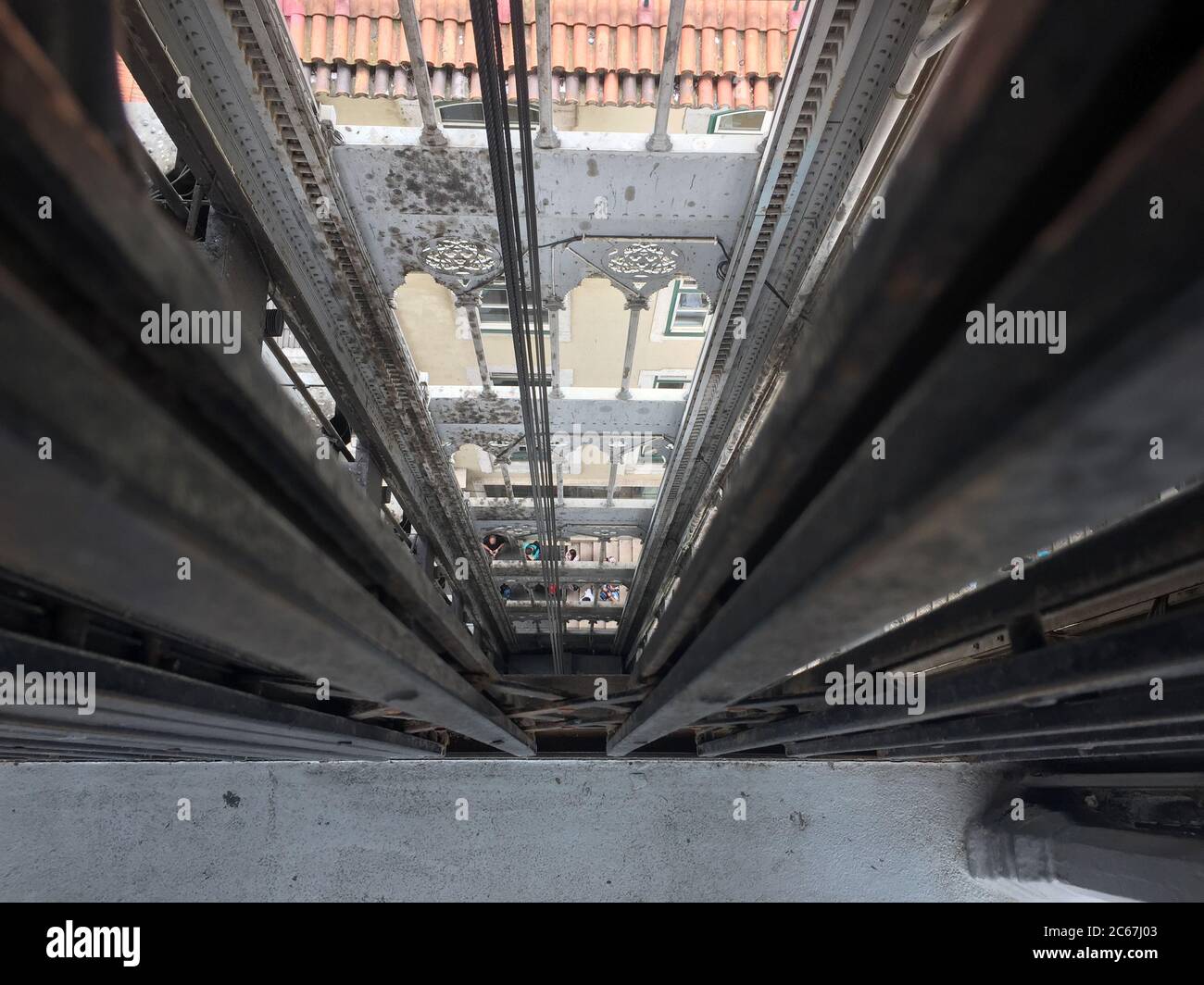 Lissabon, Portugal. 08ème août 2019. Vue sur la ville Lisbonne (Portugal) - vue de l'Elevador de Santa Justa, également appelé Elevador do Carmo, est un ascenseur pour passagers qui relie le quartier Baixa dans le centre de Lisbonne avec le quartier plus élevé de Chiado. La construction en acier remarquable a été construite en 1902 selon les plans de l'ingénieur Raoul Mesnier de Pontard. Credit: Marcus Brandt/dpa Picture-Alliance GmbH/Marcus Brandt/dpa/Alay Live News Banque D'Images