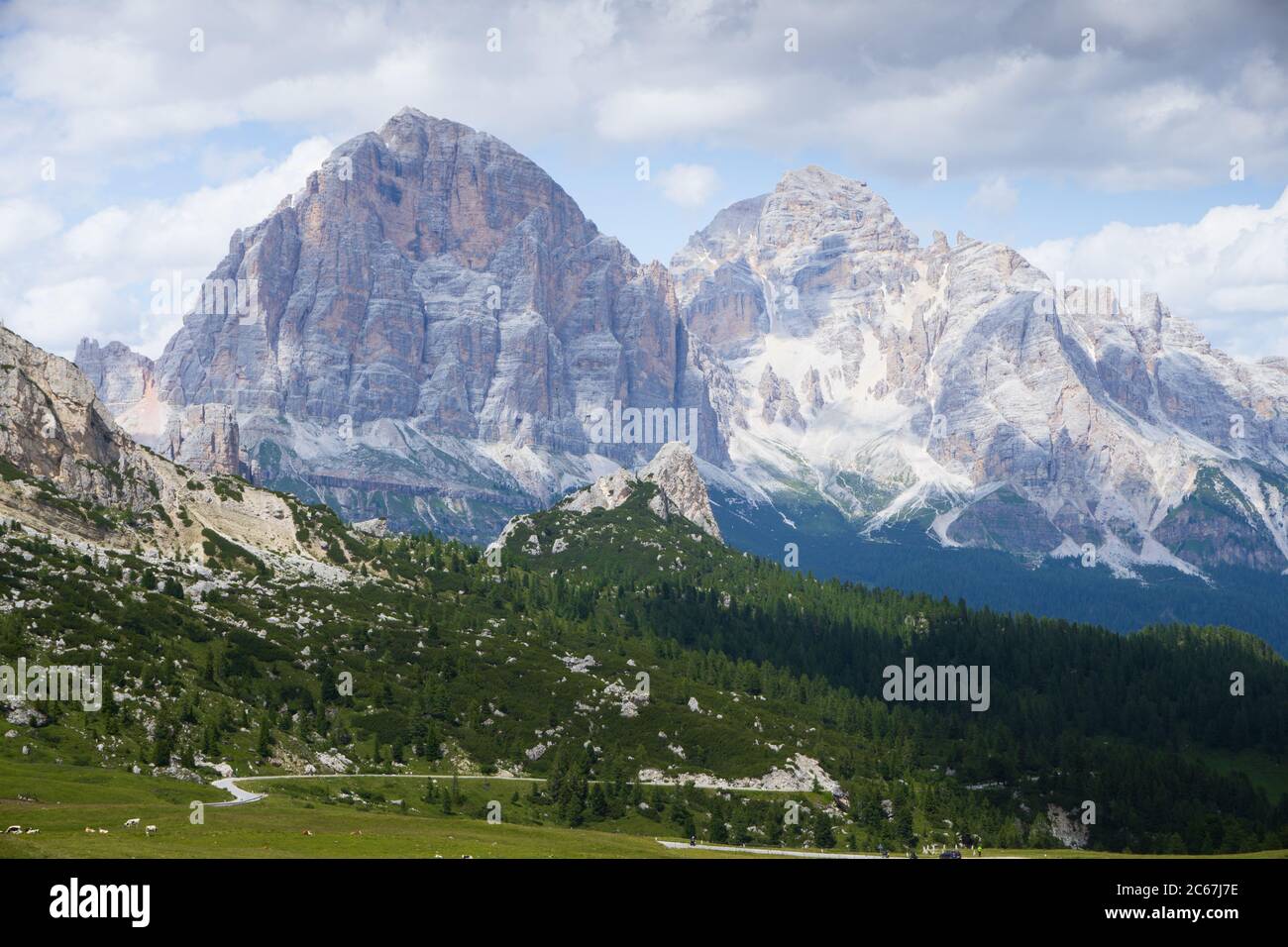 Massif du Tofana, Dolomites, Italie, tourné par une belle journée ensoleillée. Sur la gauche Tofana di Rozes, et derrière Tofana di Mezzo. Banque D'Images