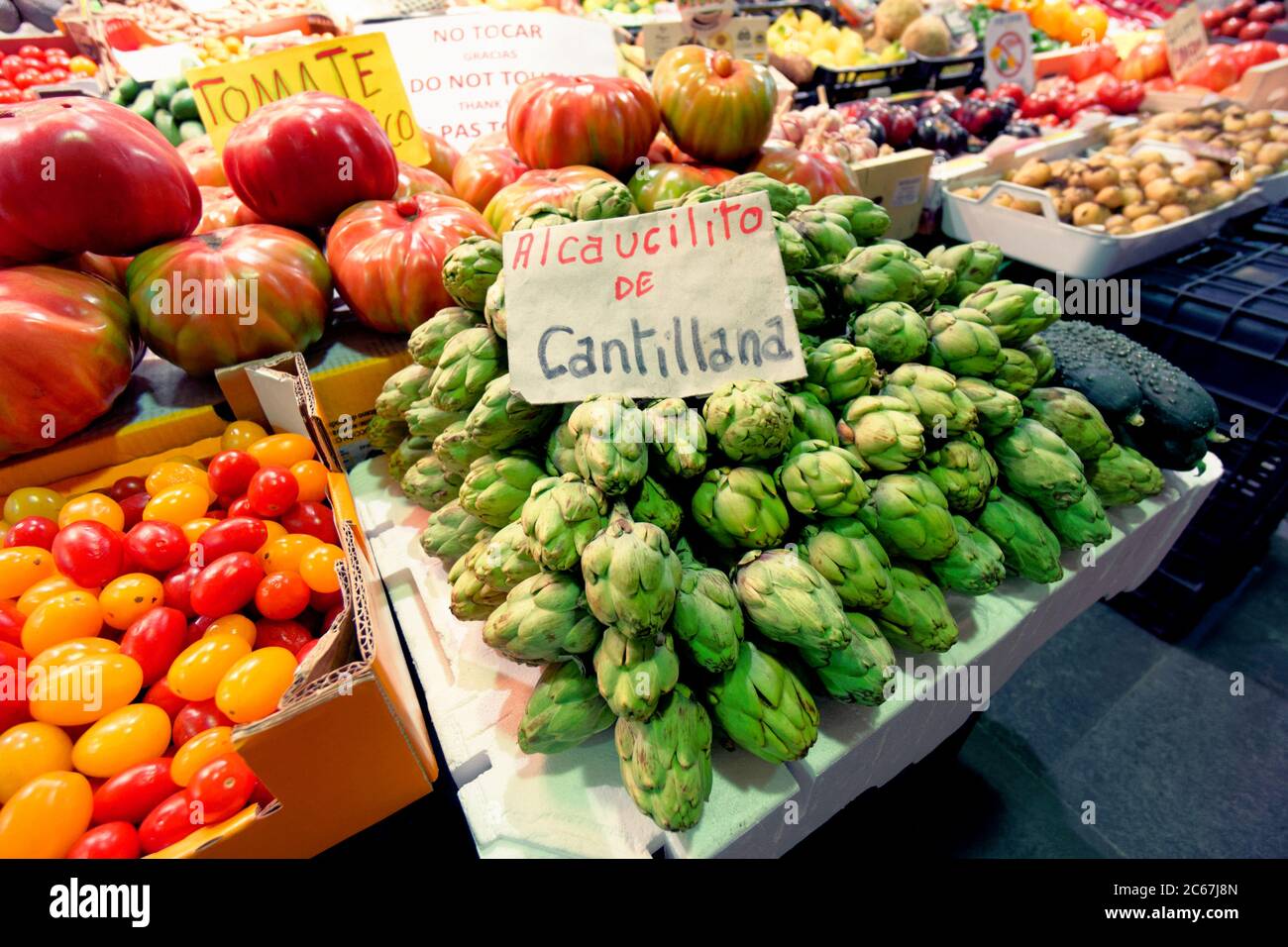 Artichauts frais exposés sur le marché alimentaire, tons Banque D'Images