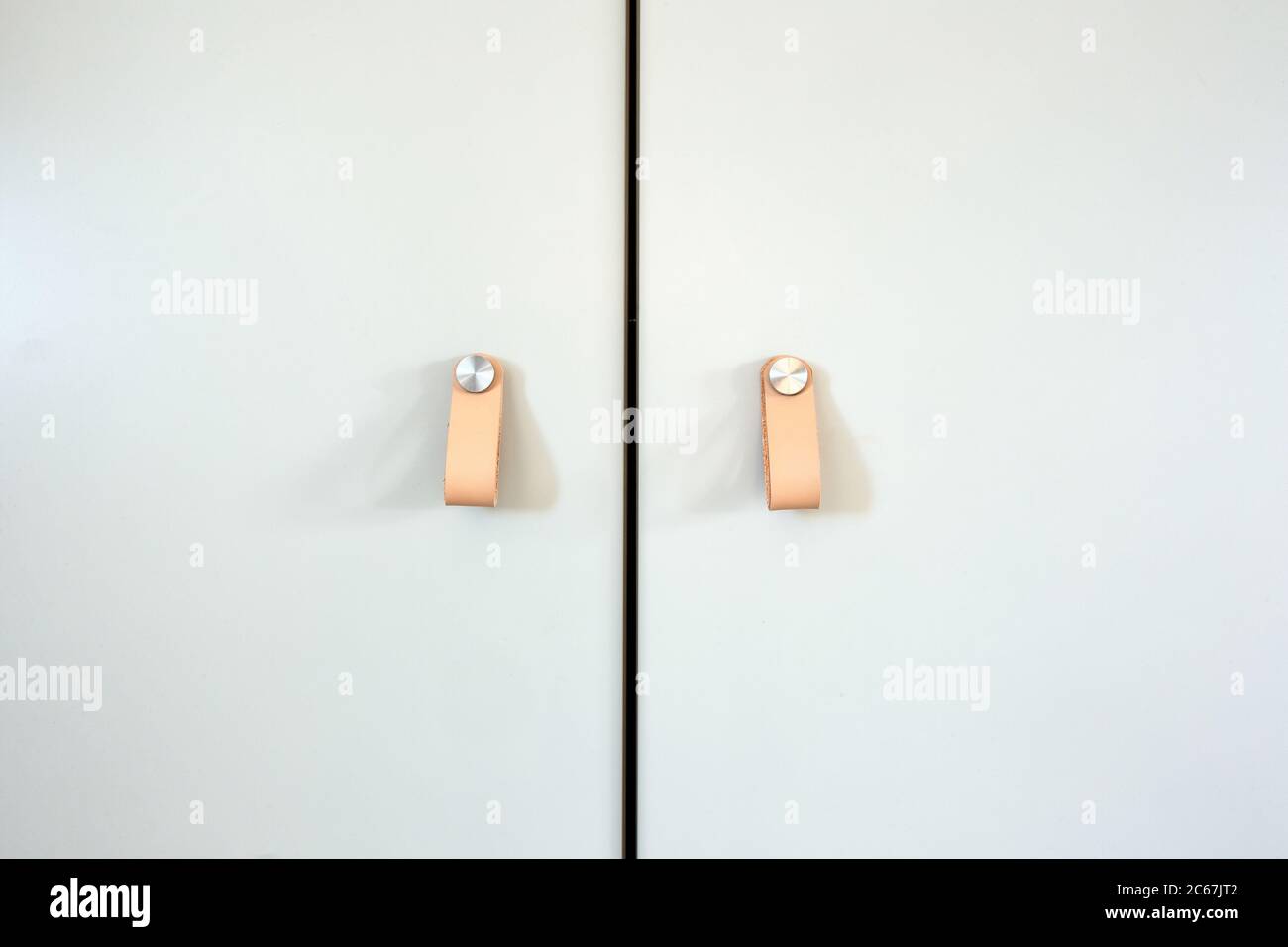 Placard poignées de porte en cuir Thor style moderne, décoration rétro pour les portes de placard texture d'arrière-plan, gros plan Banque D'Images