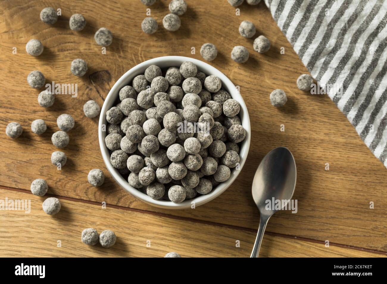 Boules de tapioca biologique sèches et brutes dans un bol Banque D'Images