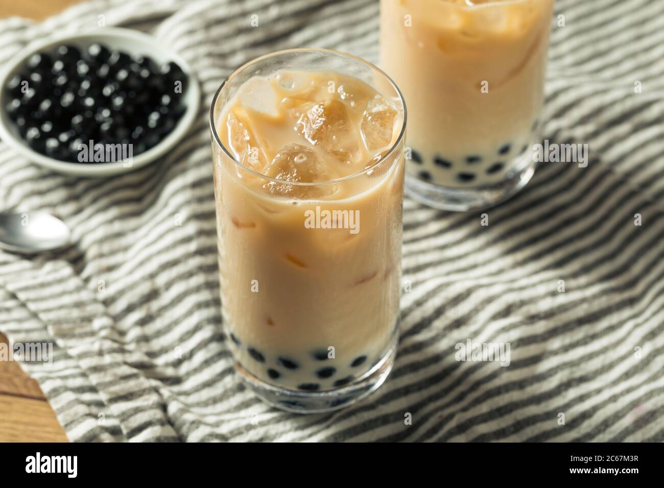 Thé au lait de Boba maison rafraîchissant avec du tapioca Pearls Banque D'Images