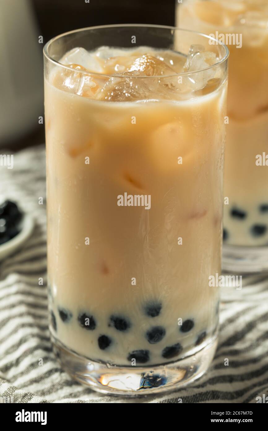 Thé au lait de Boba maison rafraîchissant avec du tapioca Pearls Banque D'Images