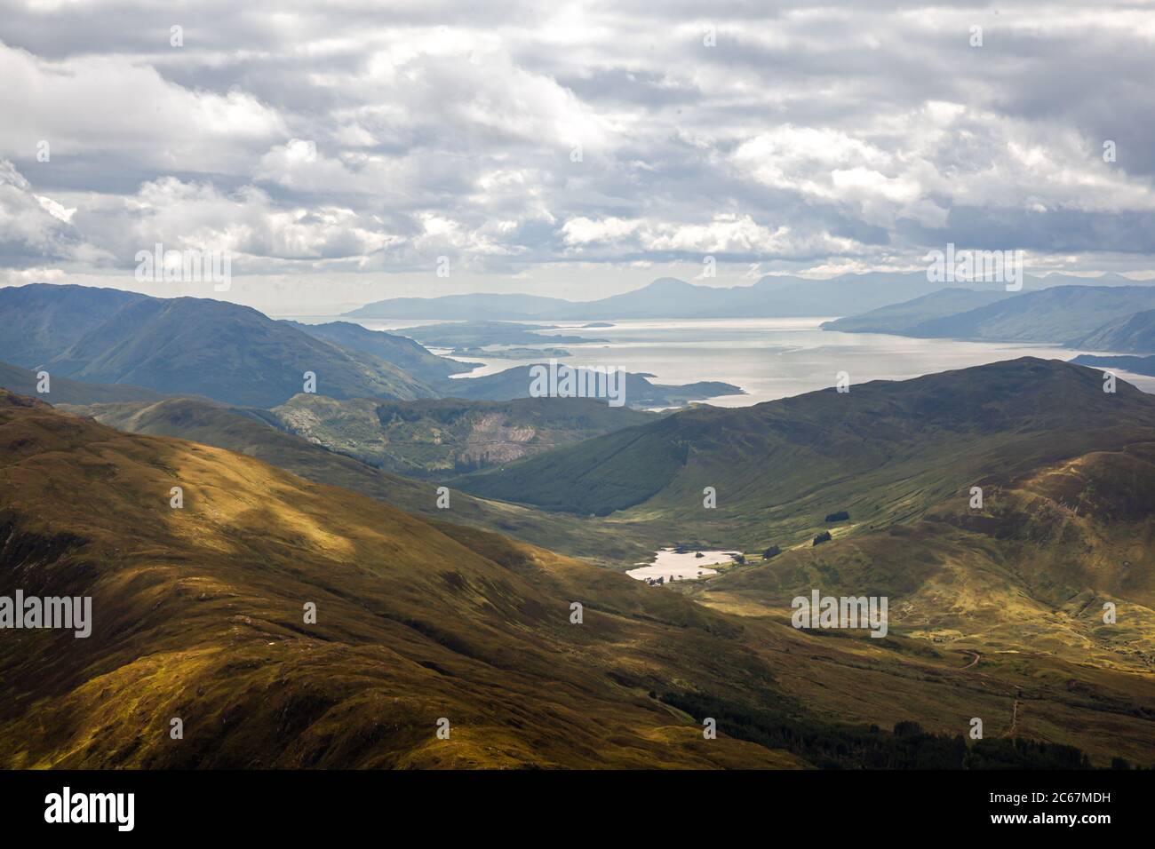 Vue de Ben Nevis sur le Loch Linnhe. Montagnes et mer. Écosse. Banque D'Images