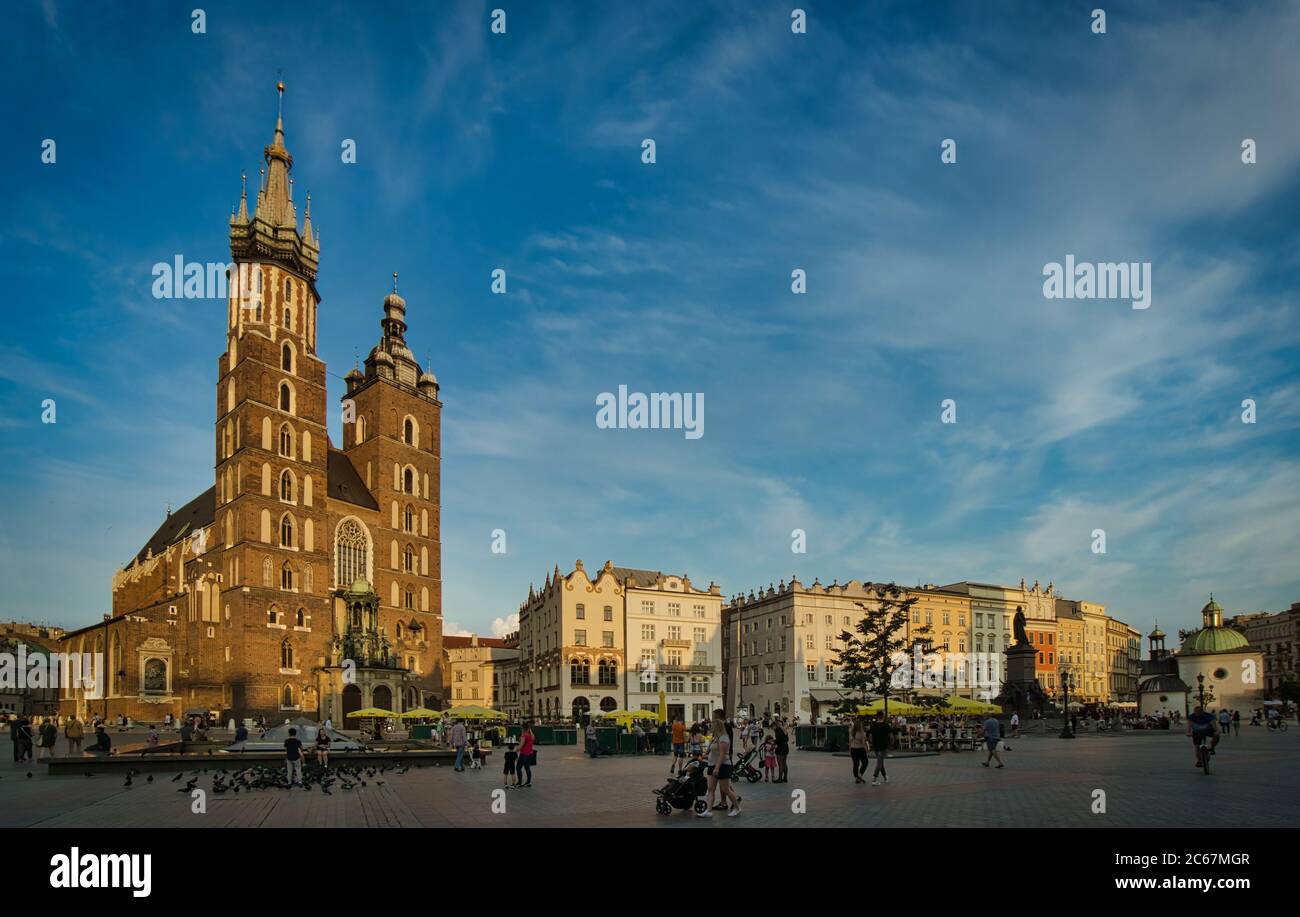 Place principale de Cracovie et église mariale en chaude soirée d'été. Banque D'Images