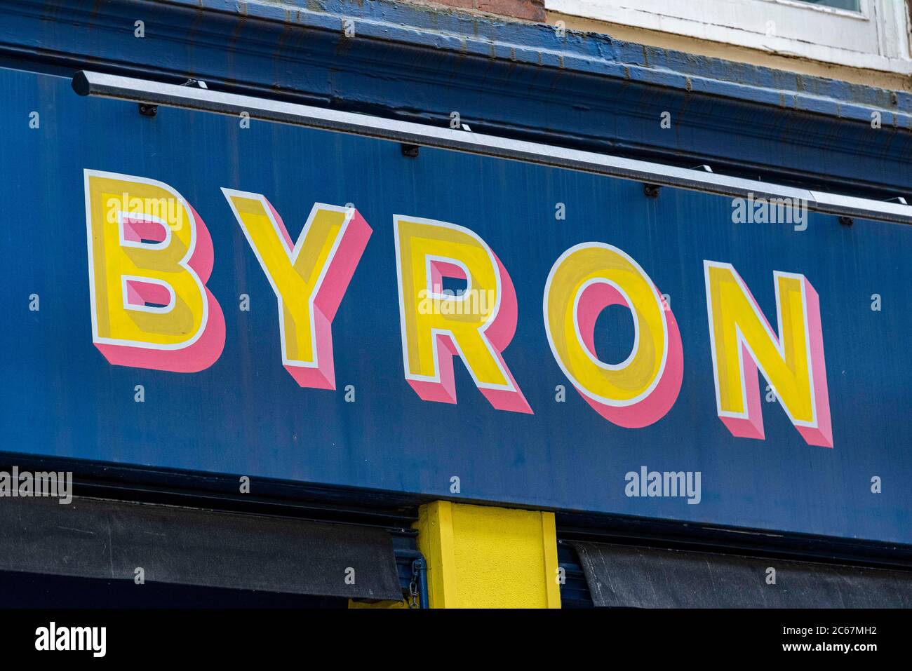 Le logo de Byron Burgers est visible sur leur succursale de restaurant à Leicester Square. Three Hills, propriétaire de Byron Burgers, a annoncé le 29 juin 2020 leur plan de préparation pour placer la chaîne de 51 restaurants dans l'administration pour la protéger des créanciers pendant qu'elle cherche un accord de sauvetage. La chaîne compte 1,200 employés. Banque D'Images