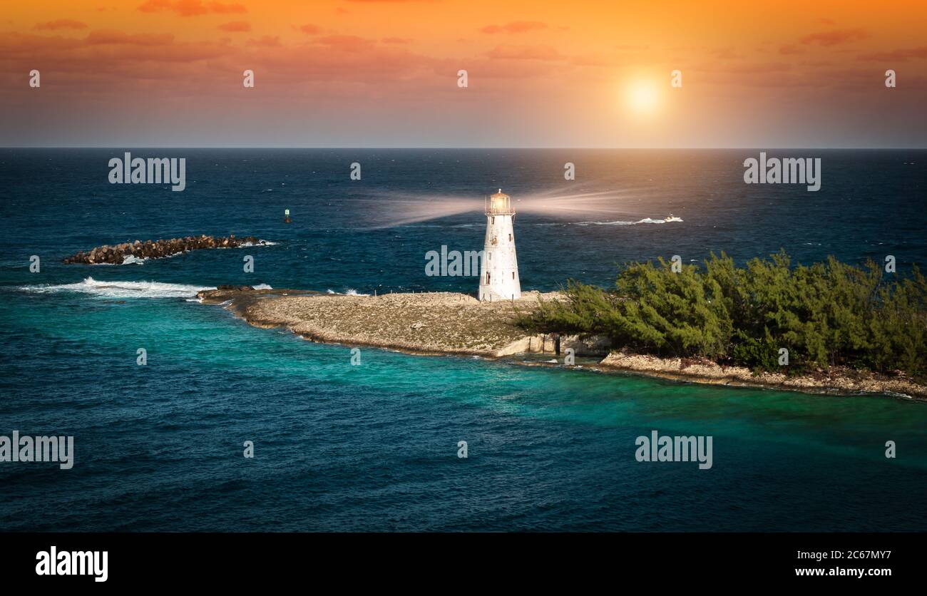 Phare au coucher du soleil à Nassau, aux Bahamas. Banque D'Images