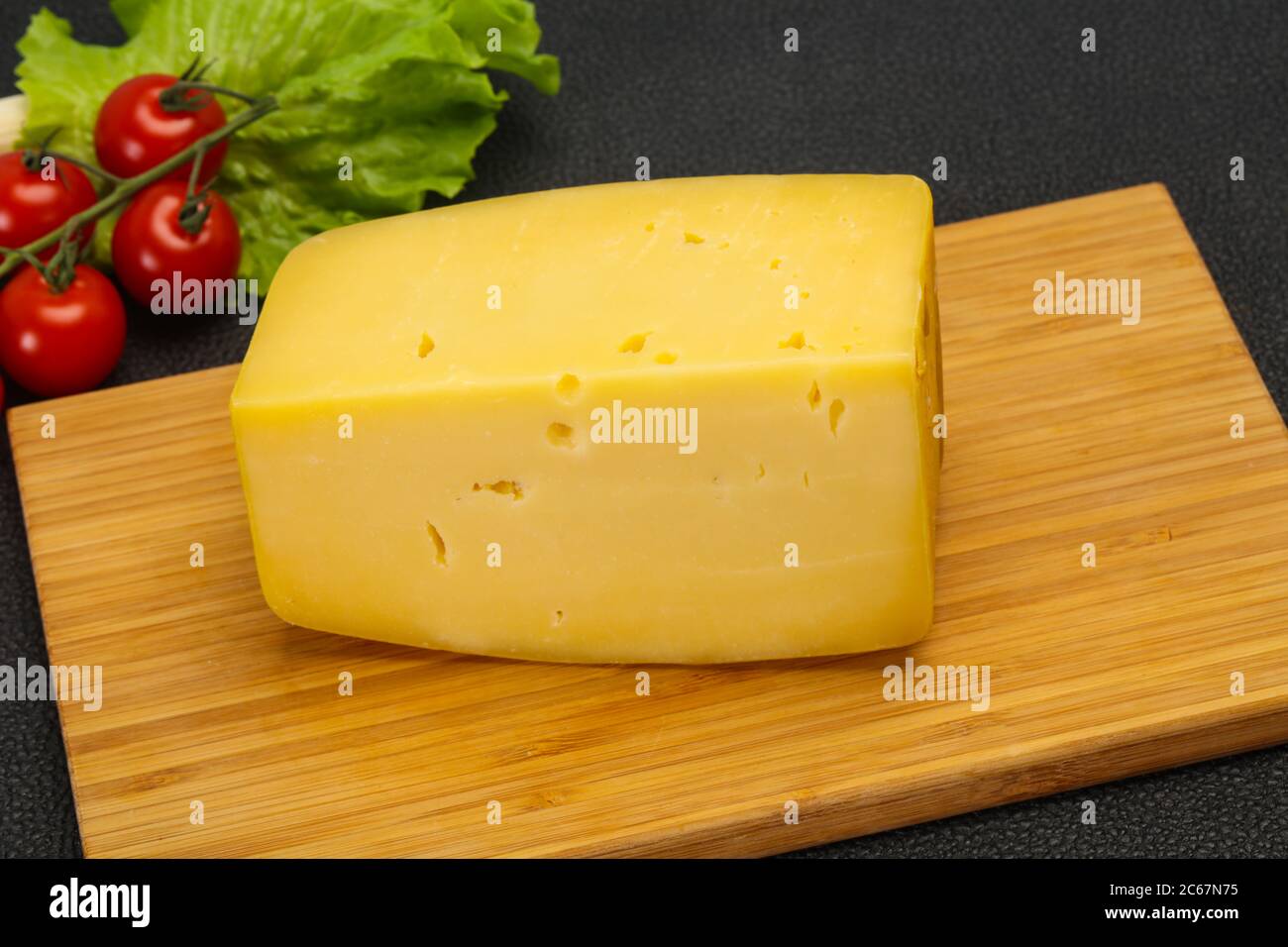 Disque suisse fromage savoureux brique jaune Banque D'Images
