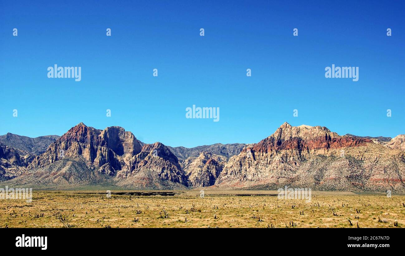 LAS VEGAS, NEVADA, Etats-Unis - AVRIL 2009 : vue panoramique sur une chaîne de montagnes dans la zone protégée de Red Rock Canyon, à la périphérie de Las Vegas Banque D'Images
