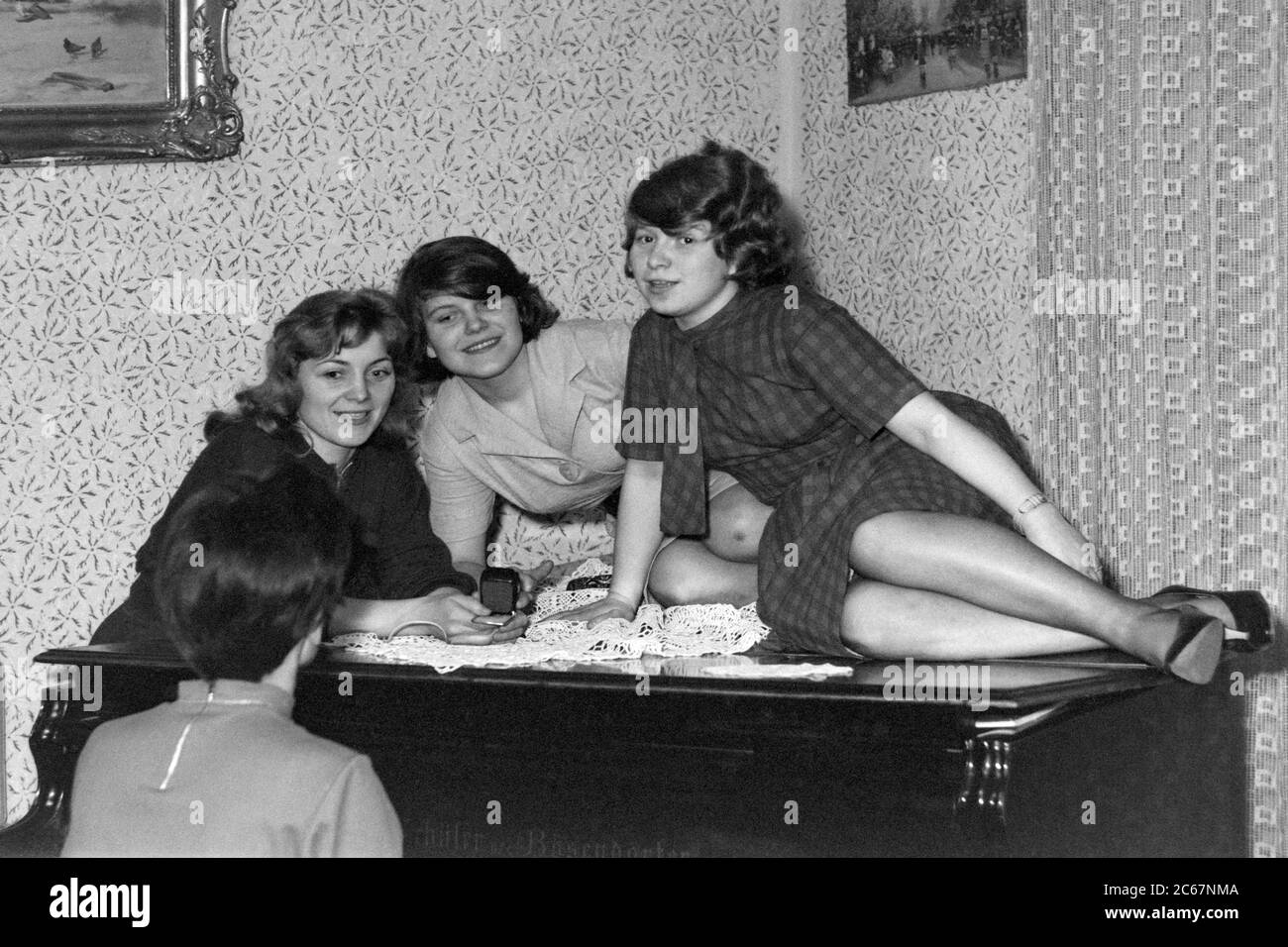quatre jeunes femmes au piano enregistrant de la musique et chantant en utilisant le rouleau à bobine magnétophone années 1960 hongrie Banque D'Images