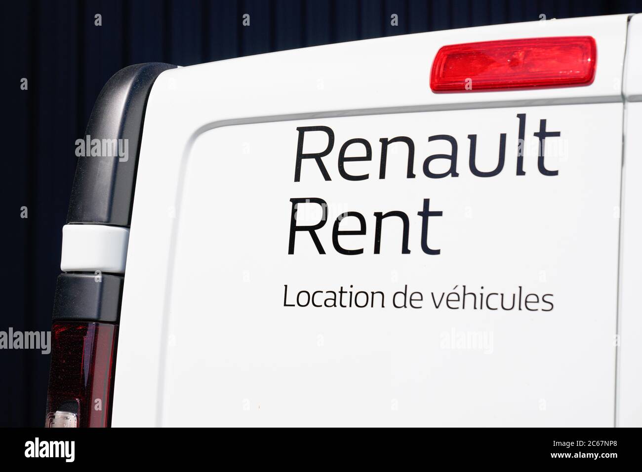 Bordeaux , Aquitaine / France - 07 05 2020 : logo Renault location de voiture sur le panneau de camion de la concession à la location de véhicules français Banque D'Images