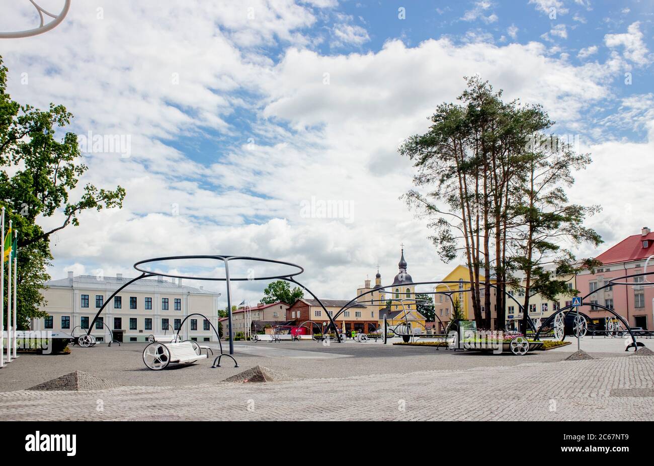 Võru, Võrumaa/Estonia-06JUL2020: Place principale de la ville de Võru en Estonie, Europe. Espace loisirs. Voru. Banque D'Images