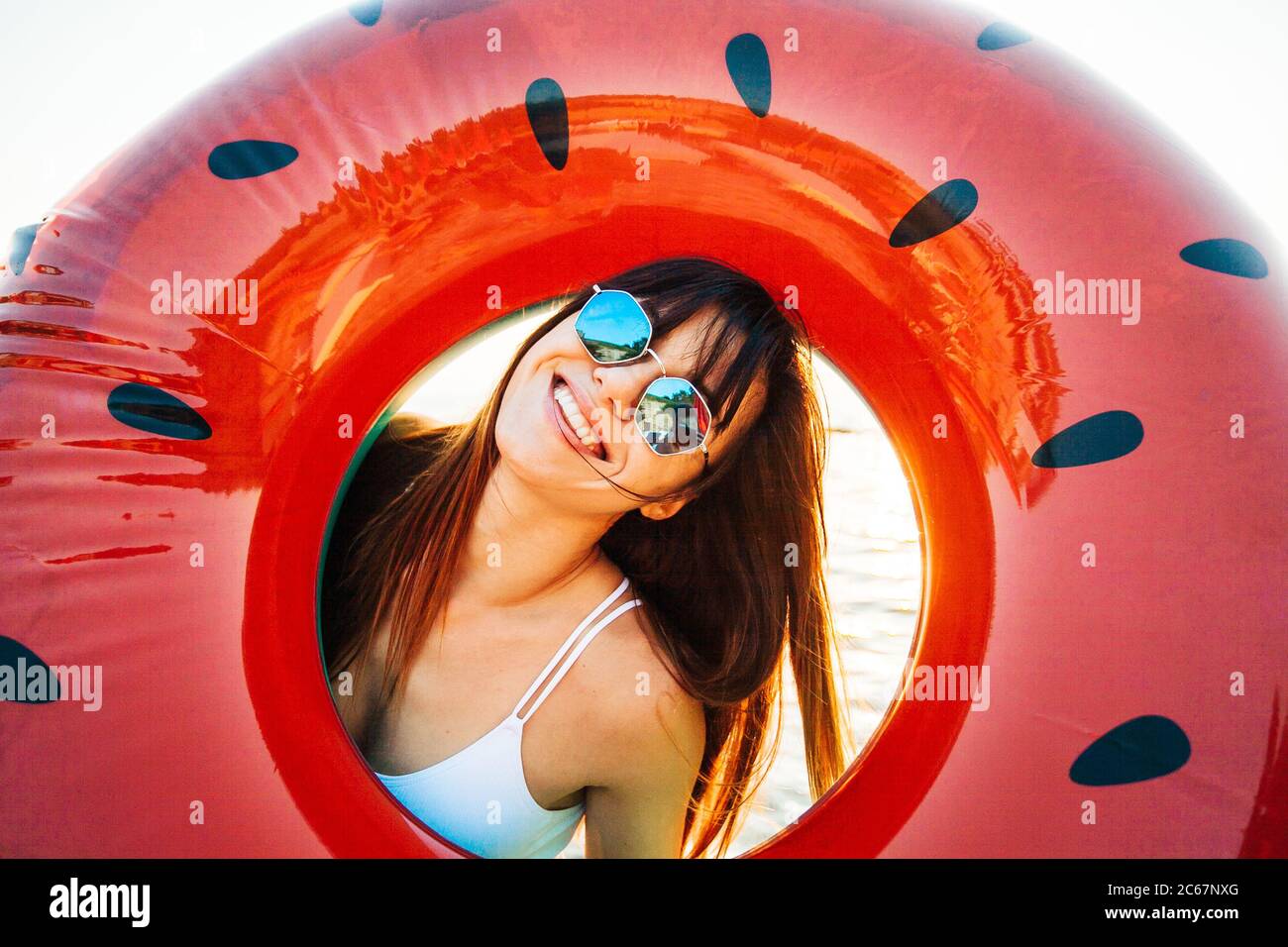 Fille s'amusant à la plage. Style de vie amusant en été. Banque D'Images
