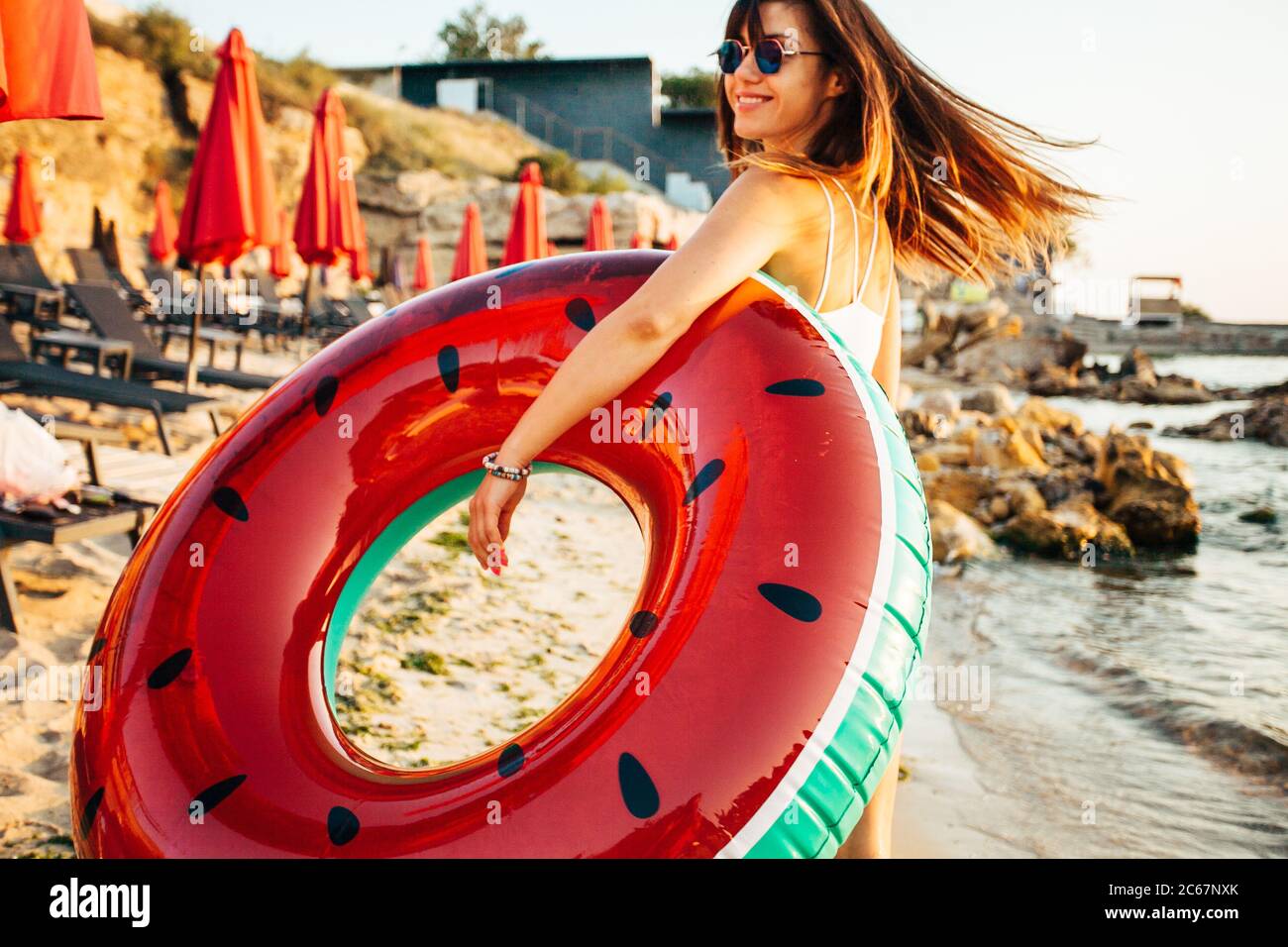 Fille s'amusant à la plage. Style de vie amusant en été. Banque D'Images