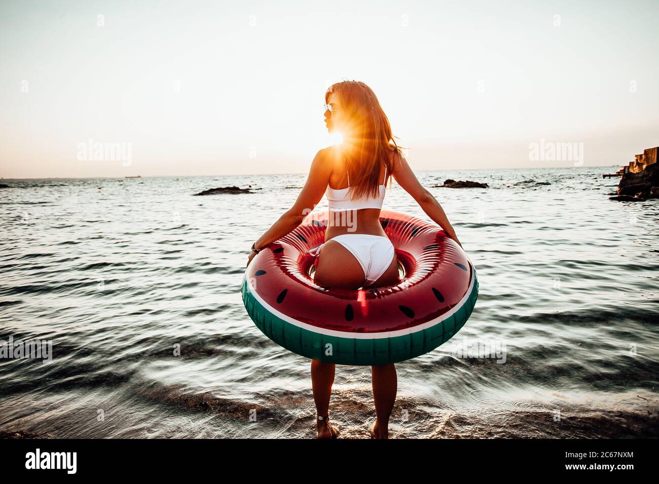 Fille s'amusant à la plage. Style de vie amusant en été. Banque D'Images