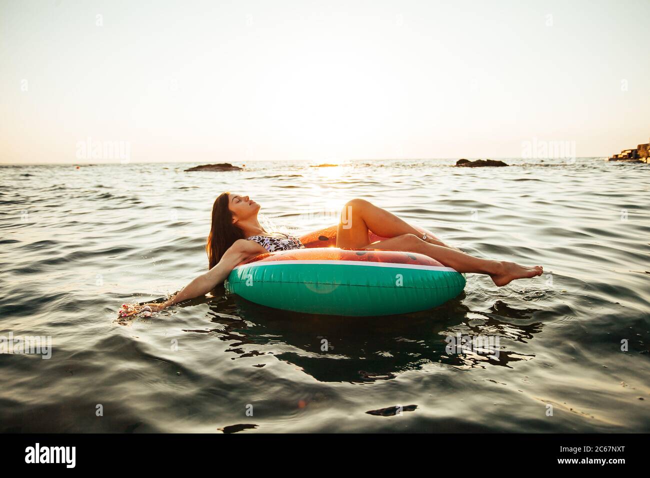 Fille s'amusant à la plage. Style de vie amusant en été. Banque D'Images