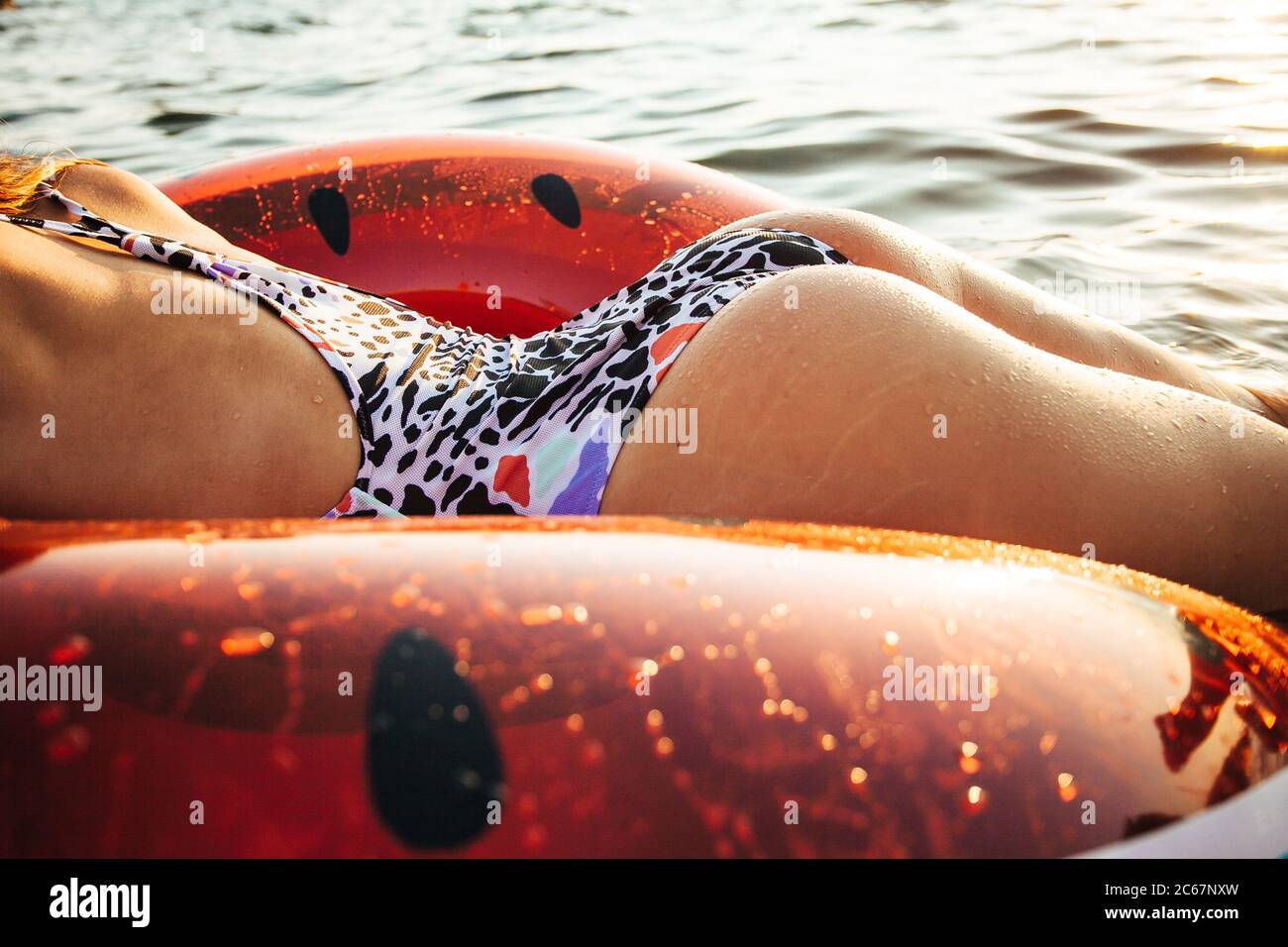 Fille s'amusant à la plage. Style de vie amusant en été. Banque D'Images