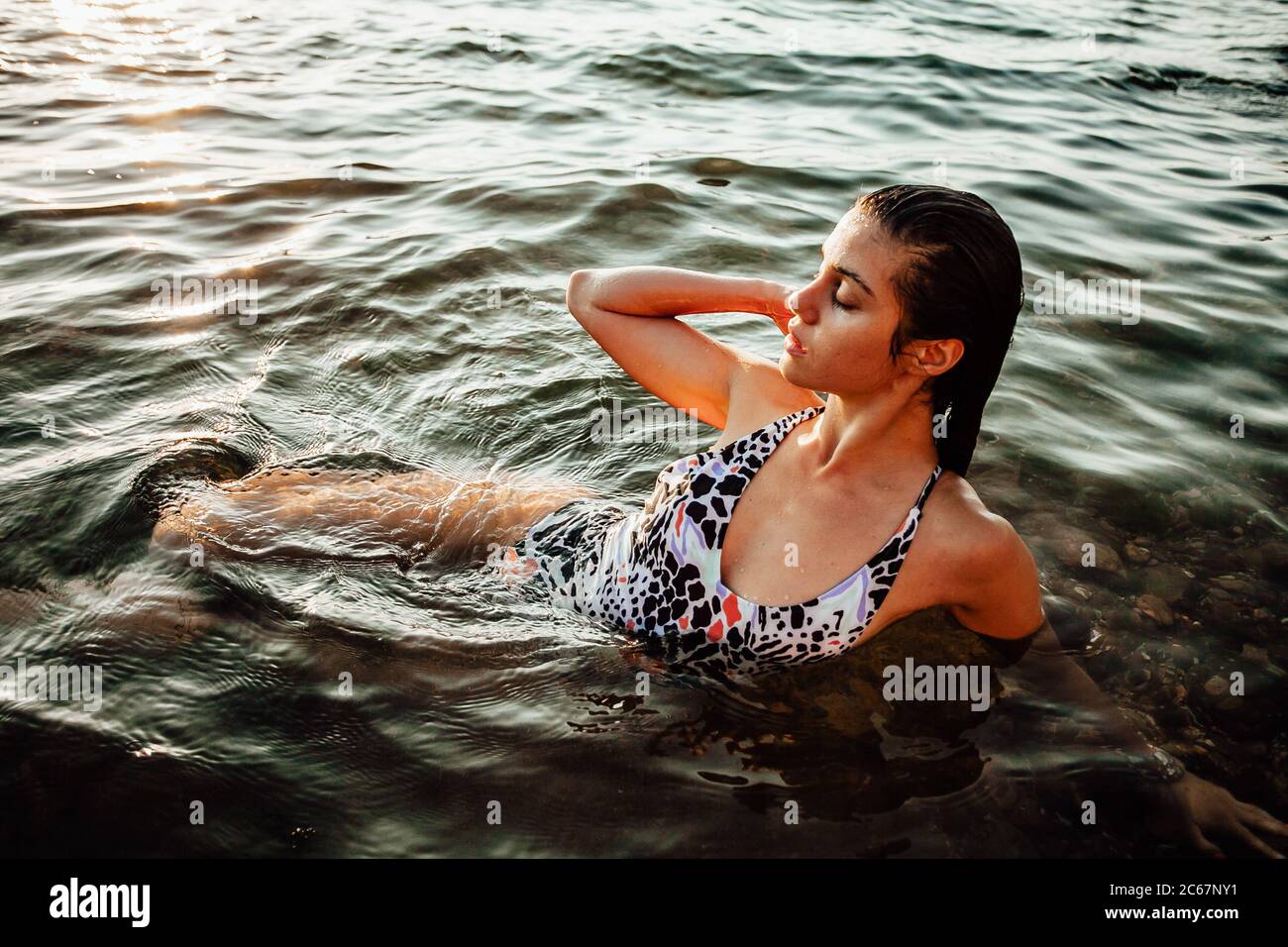 Fille s'amusant à la plage. Style de vie amusant en été. Banque D'Images