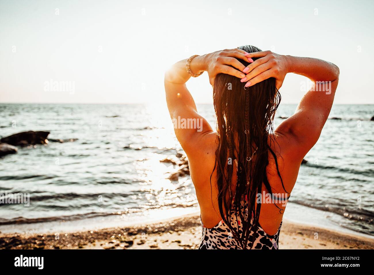 Fille s'amusant à la plage. Style de vie amusant en été. Banque D'Images