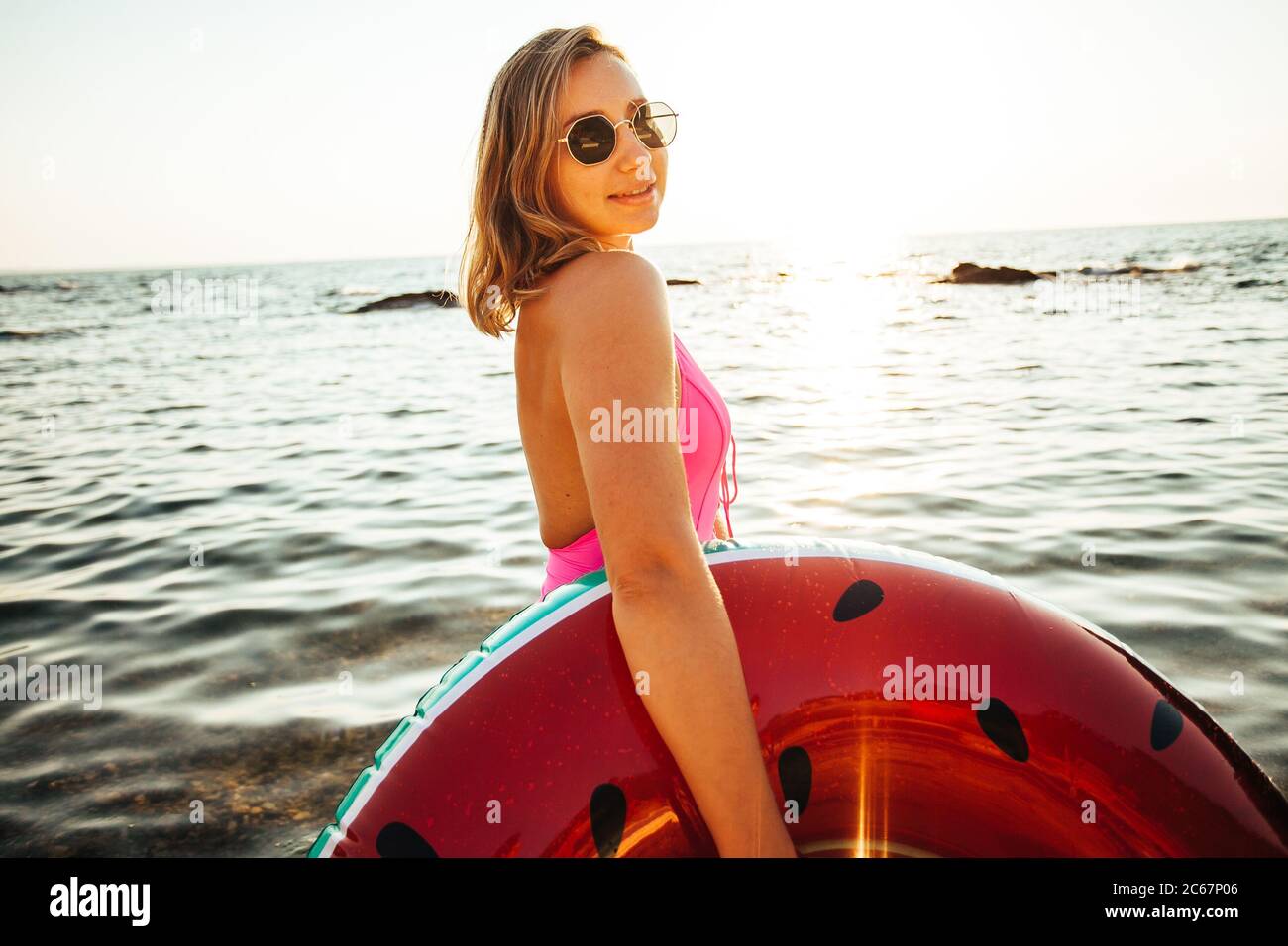 Fille s'amusant à la plage. Style de vie amusant en été. Banque D'Images