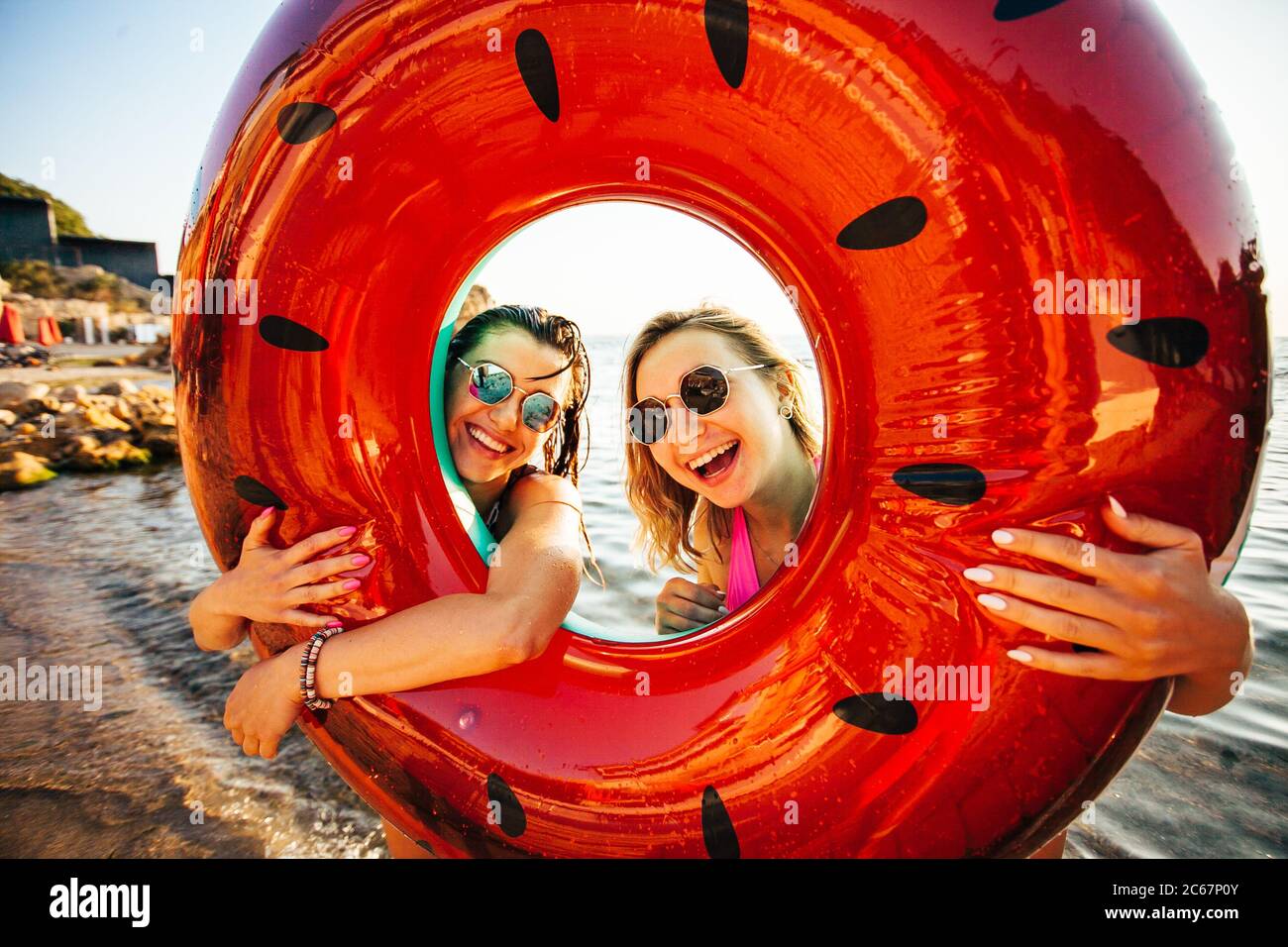 Les filles s'amusaient à la plage Banque D'Images