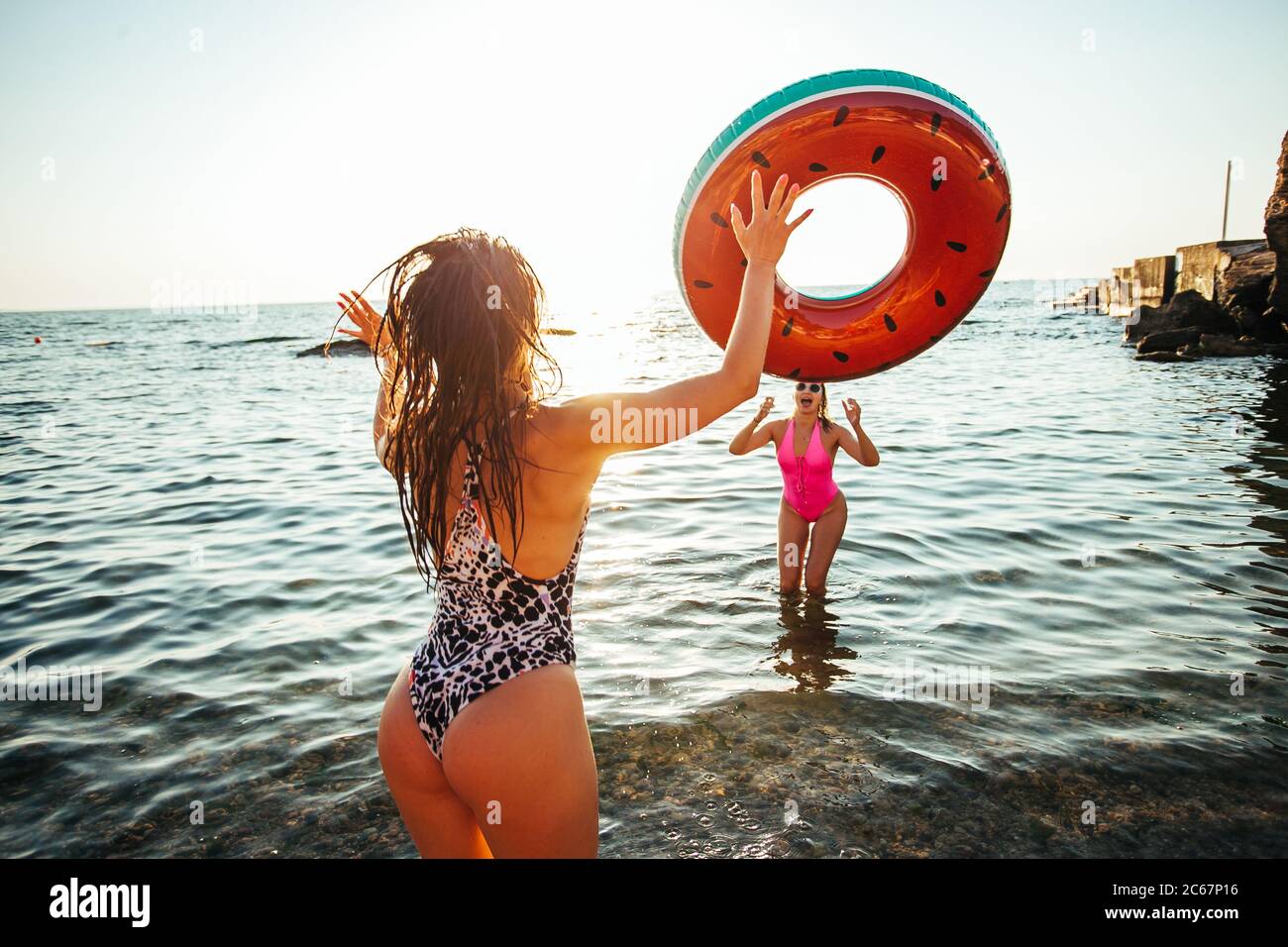 Les filles s'amusaient à la plage Banque D'Images
