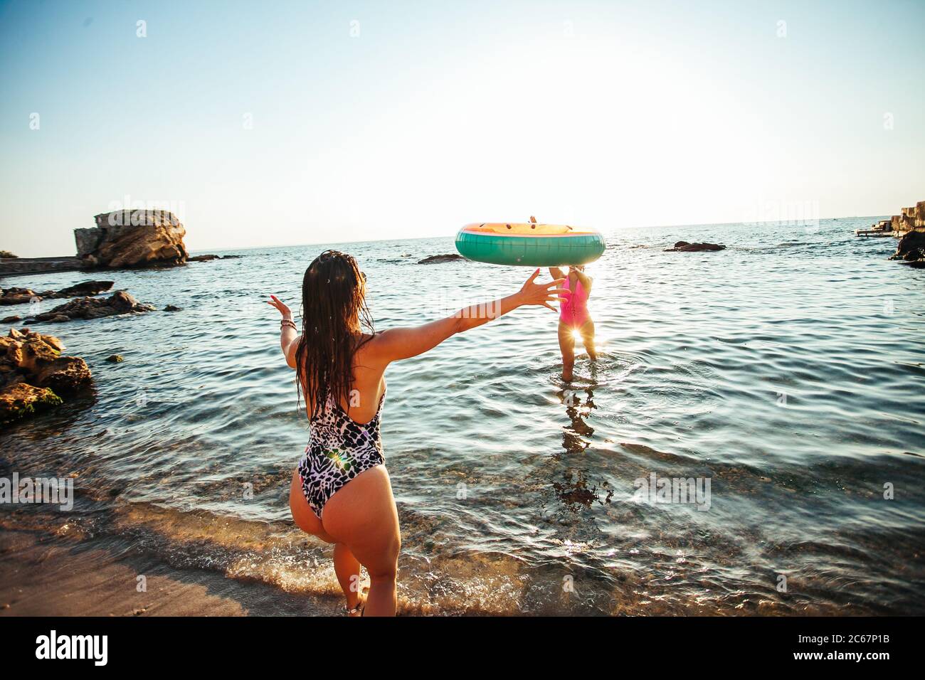 Les filles s'amusaient à la plage Banque D'Images