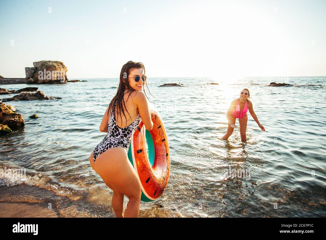 Les filles s'amusaient à la plage Banque D'Images