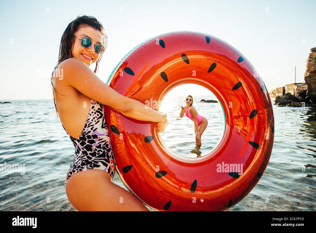 Les filles s'amusaient à la plage Banque D'Images