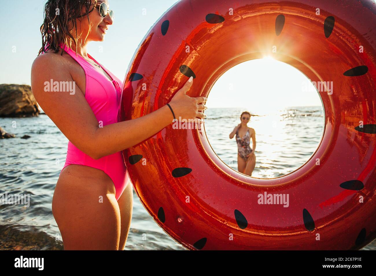 Les filles s'amusaient à la plage Banque D'Images