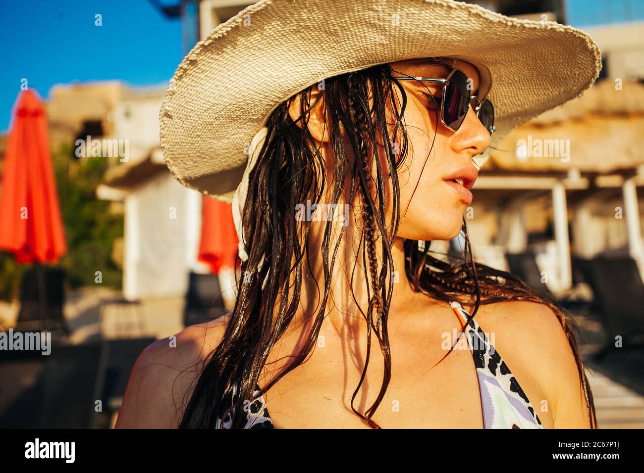 Portrait of happy young woman in swimsuit et beach hat Banque D'Images