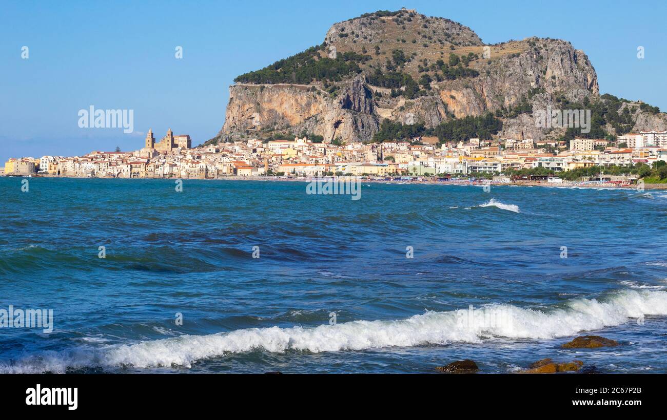 Vue sur la ville côtière de Cefalu, Sicile, Italie Banque D'Images