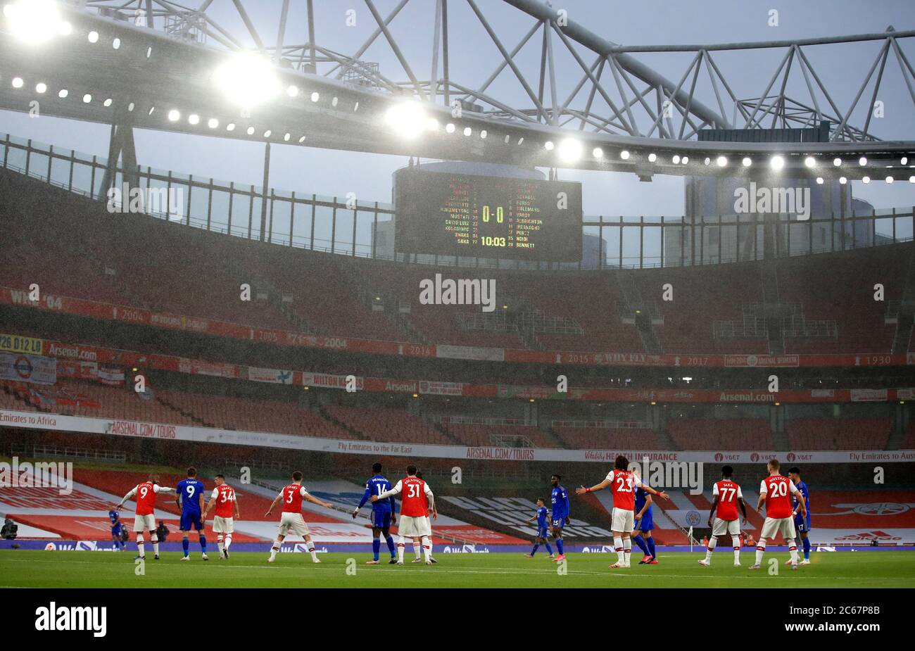 Action de match sous la pluie lors du match de la Premier League au stade Emirates, Londres. Banque D'Images