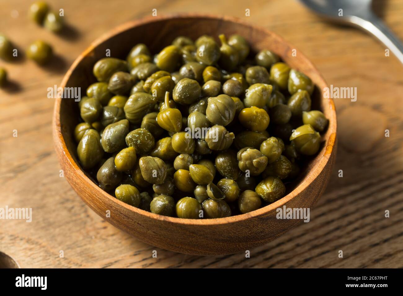 Des câpres en conserve biologiques pickled dans un bol Banque D'Images