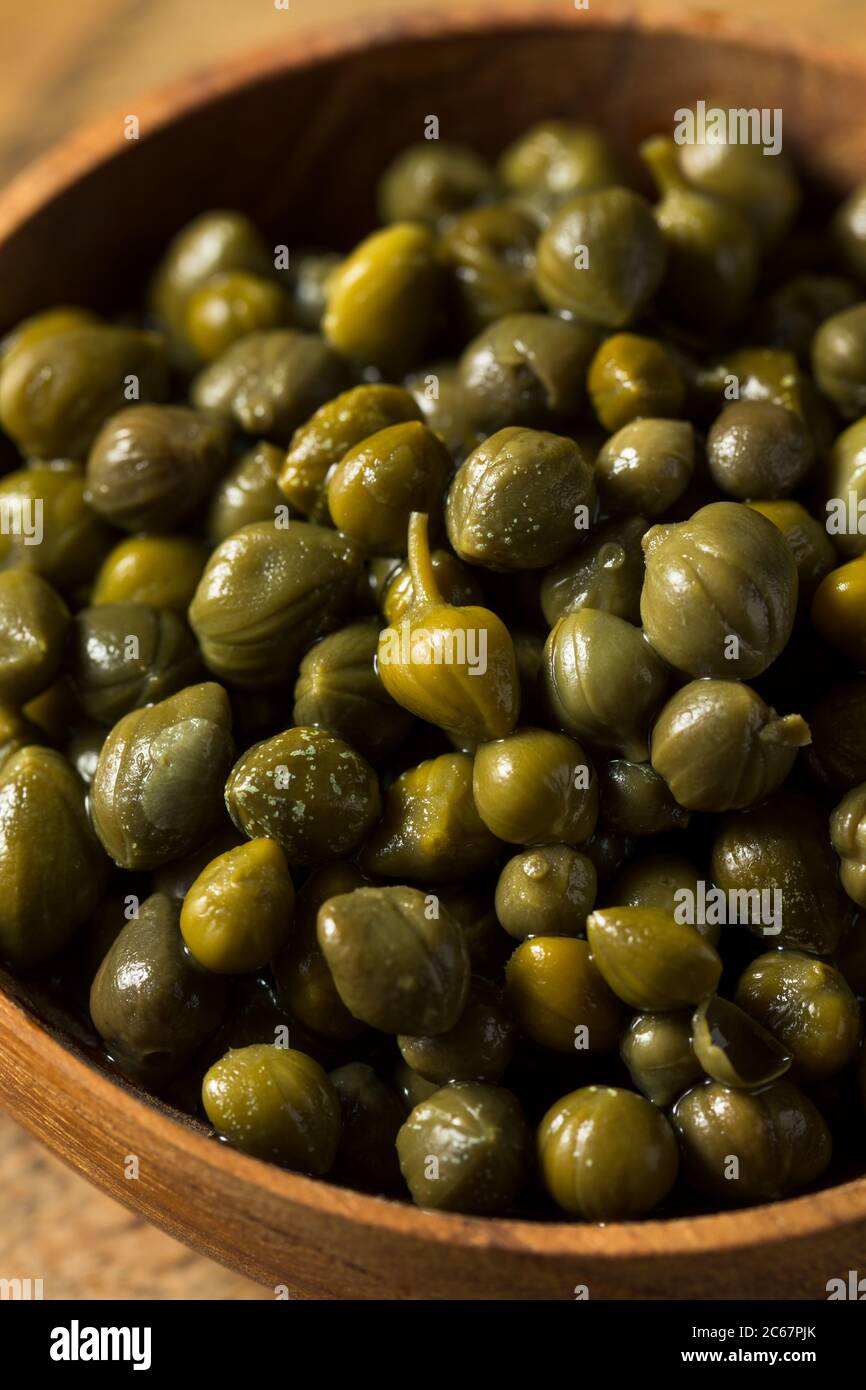 Des câpres en conserve biologiques pickled dans un bol Banque D'Images