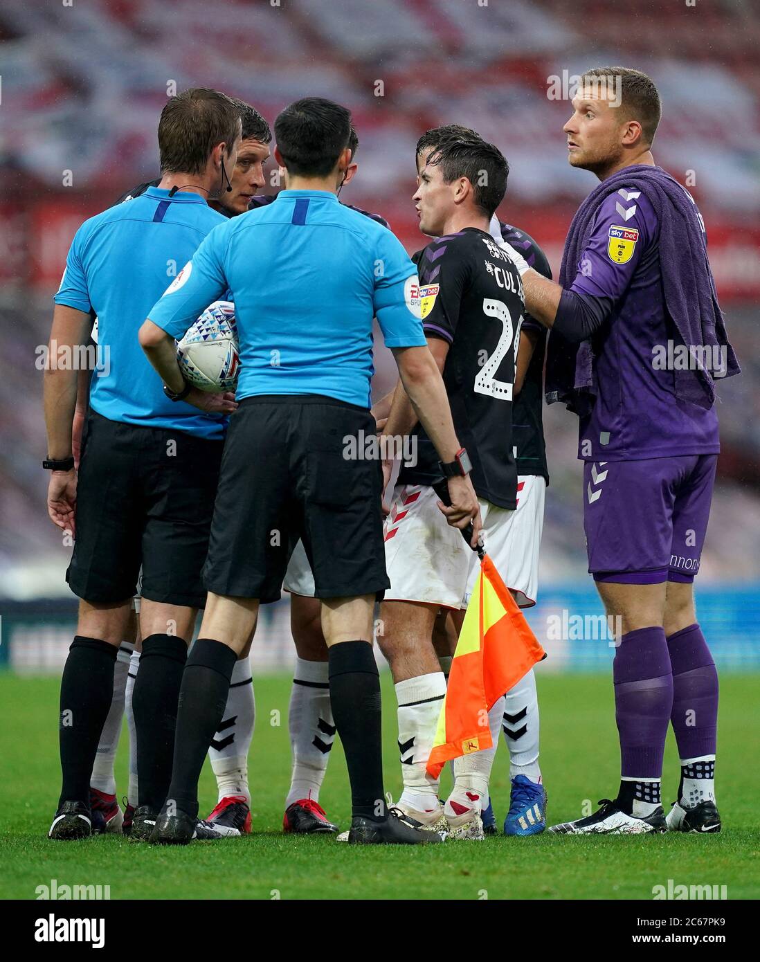 Josh Cullen (deuxième à droite) et Dillon Phillips (à droite), le gardien de but de Charlton Athletic, parlent avec l'arbitre John Brooks (à gauche) après le coup de sifflet final lors du match du championnat Sky Bet à Griffin Park, Londres. Banque D'Images