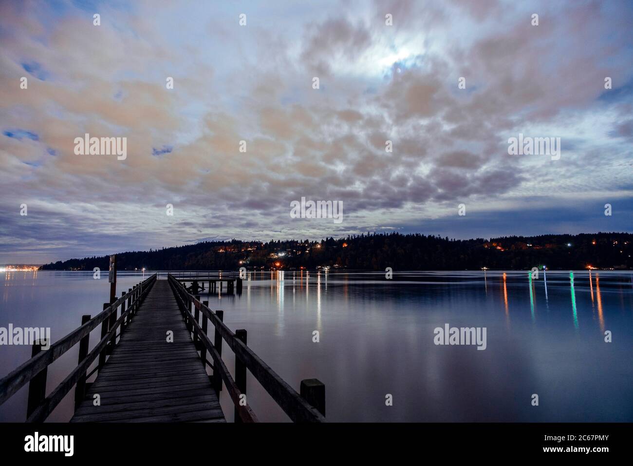 Côte pittoresque au crépuscule, sur un ciel nuageux, île de Bainbridge, Washington, États-Unis Banque D'Images