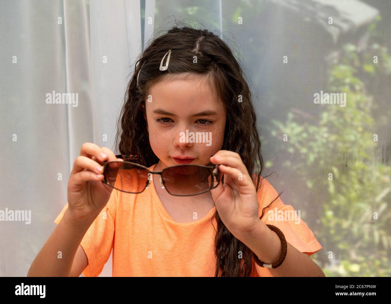 fille de 8 ans portant une robe d'été orange Banque D'Images