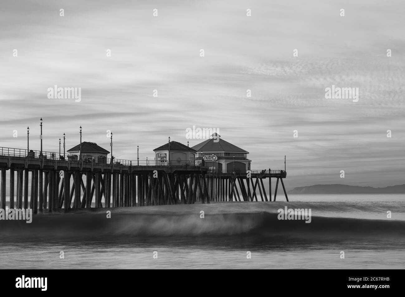 Coucher de soleil sur Huntington Beach Pier avec Rusys Diner, Californie, États-Unis Banque D'Images