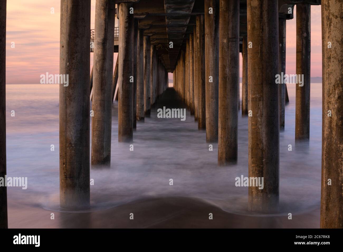 Manhattan Beach Pier de Below, Californie, États-Unis Banque D'Images
