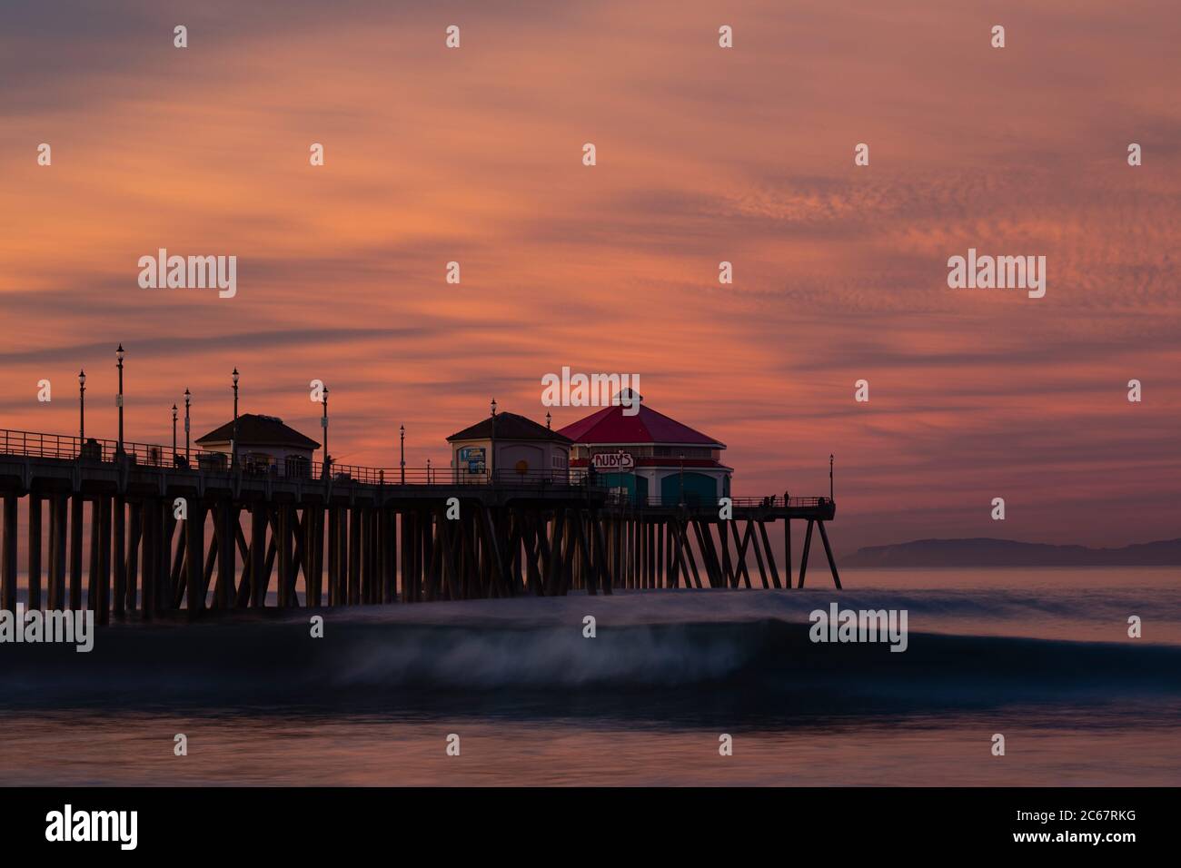 Coucher de soleil sur Huntington Beach Pier avec Ruby's Diner, Californie, États-Unis Banque D'Images