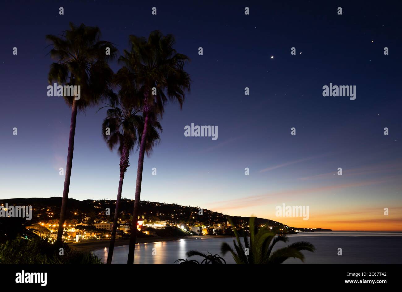 Silhouettes de palmiers contre le ciel nocturne et la côte de Santa Barbara, Californie, États-Unis Banque D'Images