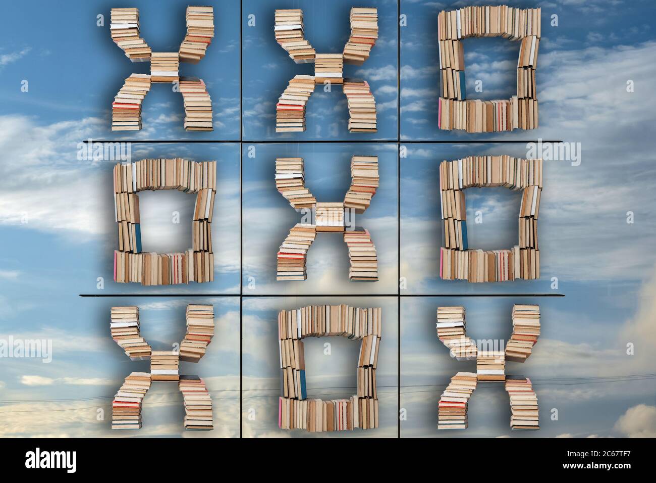 Jeu TIC tac TOE sur fond de ciel réfléchissant dans une fenêtre. Concept de réussite et de victoire. Nughts - croix, jeu xo Banque D'Images