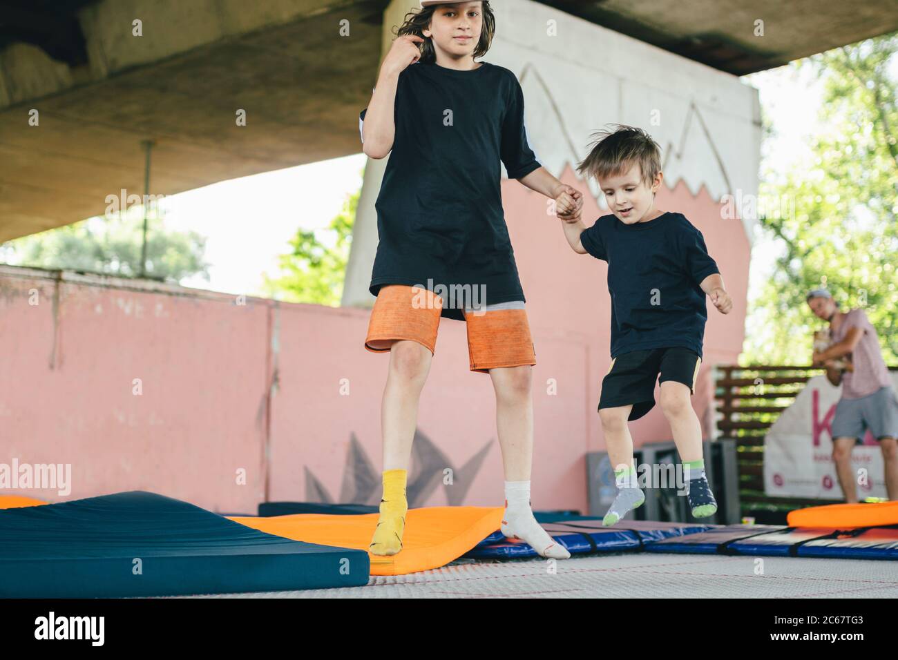 Deux petits garçons sautant sur trampoline dans le centre sportif. Les enfants s'amusent ensemble. Loisirs actifs. Les enfants s'amusent sur le trampoline dans les animations Banque D'Images