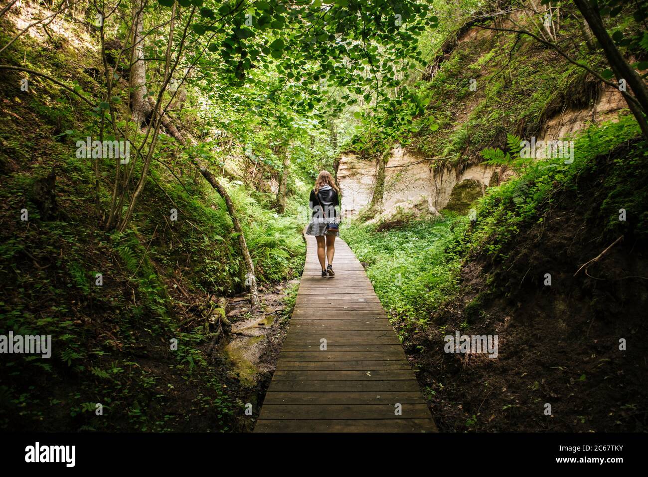 Femme personne marchant sur le sentier de randonnée du canyon Hinni, falaise faite d'un sable en Estonie. Võru comté. Banque D'Images