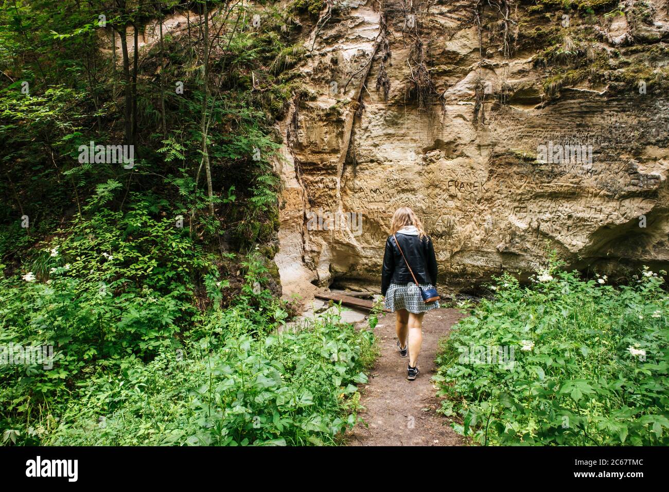 Femme personne marchant sur le sentier de randonnée du canyon Hinni, falaise faite d'un sable en Estonie. Võru comté. Banque D'Images