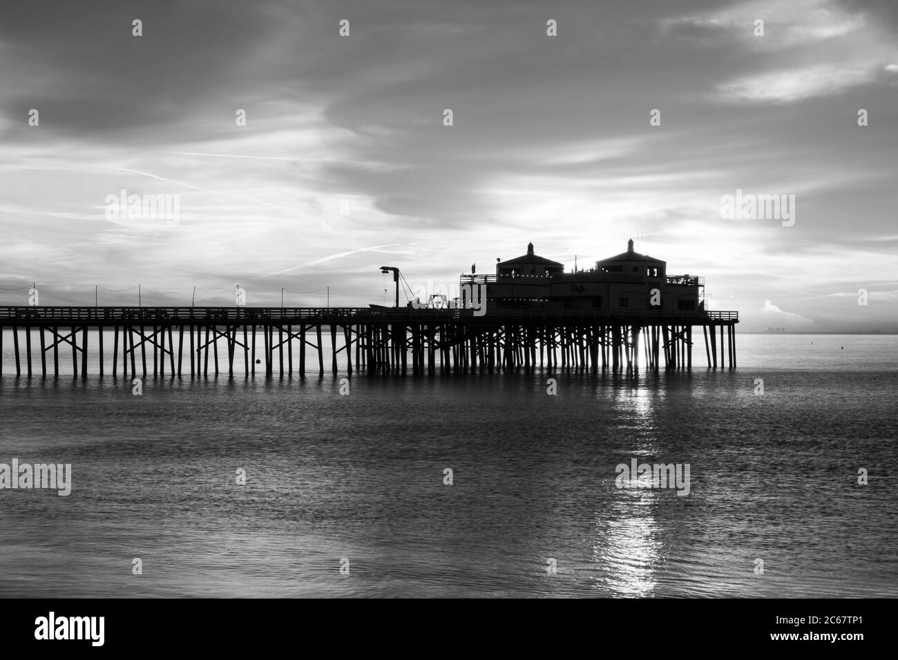 Silhouette de Malibu Beach Pier au coucher du soleil, Californie, États-Unis Banque D'Images