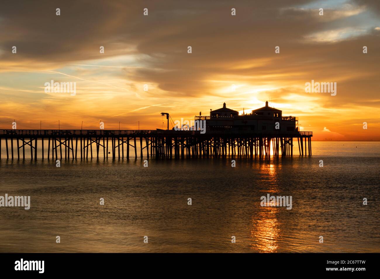 Silhouette de Malibu Beach Pier au coucher du soleil, Californie, États-Unis Banque D'Images